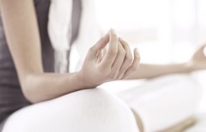 Een vrouw doet een yogaoefening.