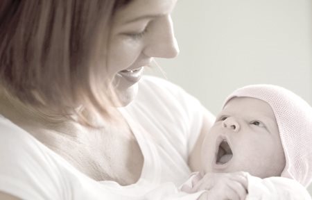 Een vrouw met een baby in haar armen