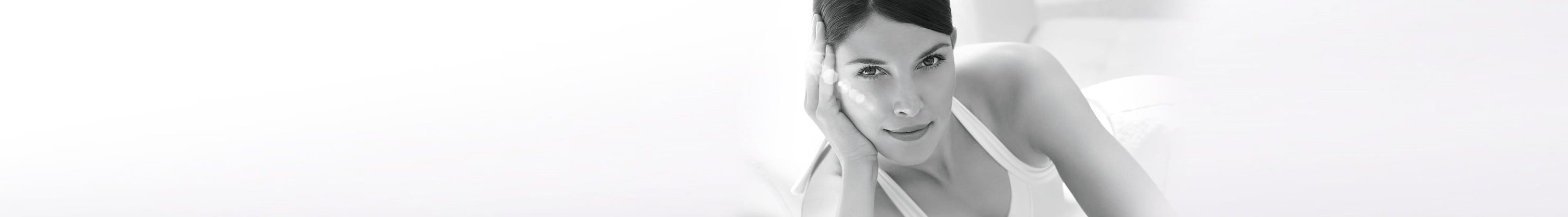 Vrouwen met het Eucerin Sun Protection-symbool op hun schouder