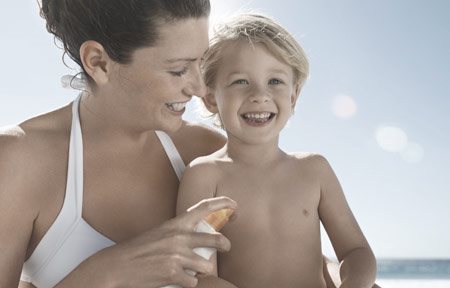 Moeder die bescherming aanbrengt