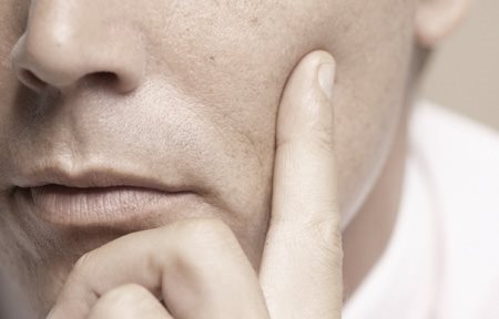 Een vinger op een wang