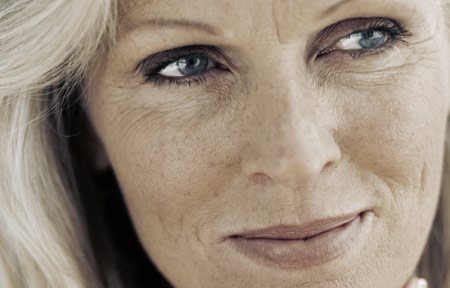 Oudere vrouw met een blanke huid en ouderdomsvlekken