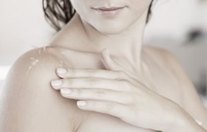 De schouder van een vrouw op de rug