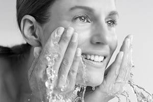 Een vrouw wast haar gezicht