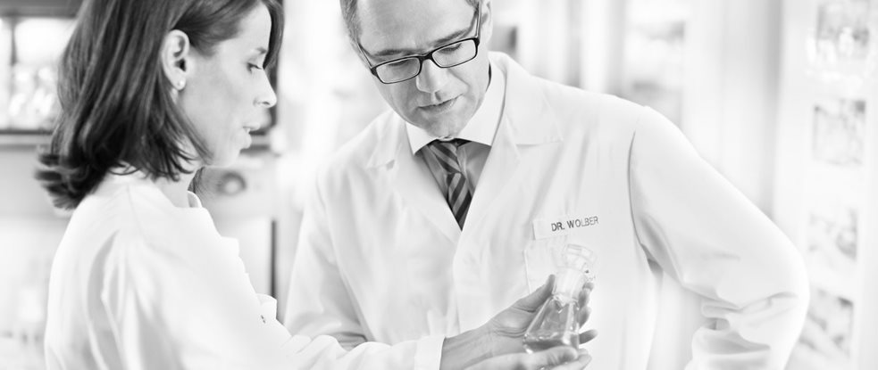 Dr. Rainer Wolber, Hoofd Productontwikkeling, DermoCosmetica praat met een huidverzorgingswetenschapper