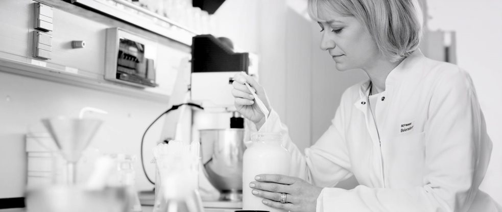 Een vrouwelijke wetenschapper in het laboratorium