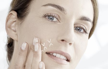 Vrouw gebruikt concentraat tussen de ogen