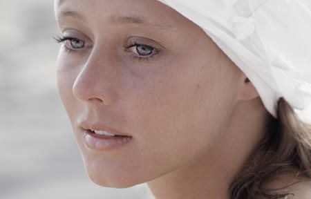 Vrouw met witte hoofdbedekking.