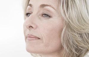 Het gezicht van een vrouw van middelbare leeftijd.