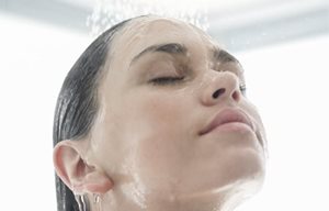 Een vrouw neemt een douche.