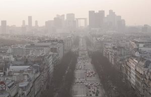 Een stad met zichtbare smog.