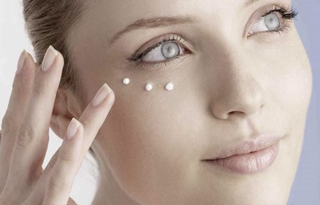 Een vrouw brengt Eucerin Hyal-Urea Antirimpel Oogcontourcrème aan.