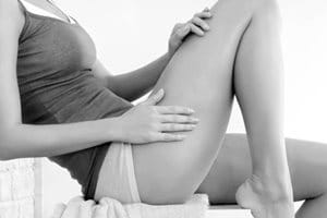 Een vrouw brengt een product van Eucerin op haar hand aan