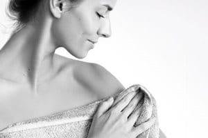 Een in een handdoek gewikkelde vrouw.