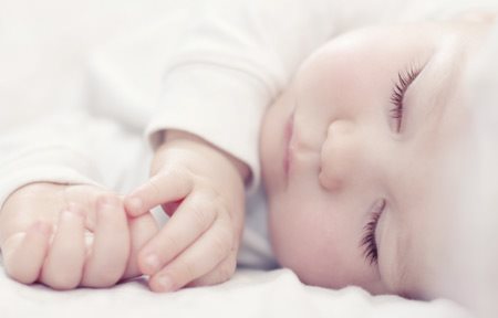 Baby in slaappositie.