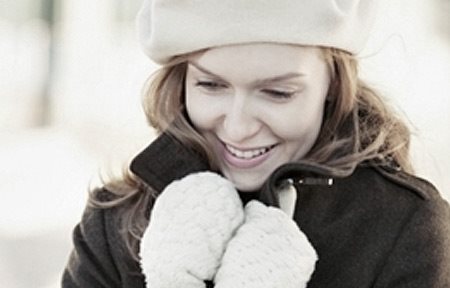 Een vrouw draagt winterkleding.