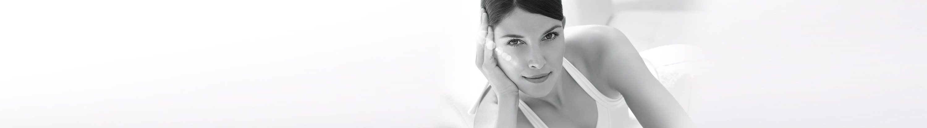 Vrouwen met het Eucerin Sun Protection-symbool op hun schouder