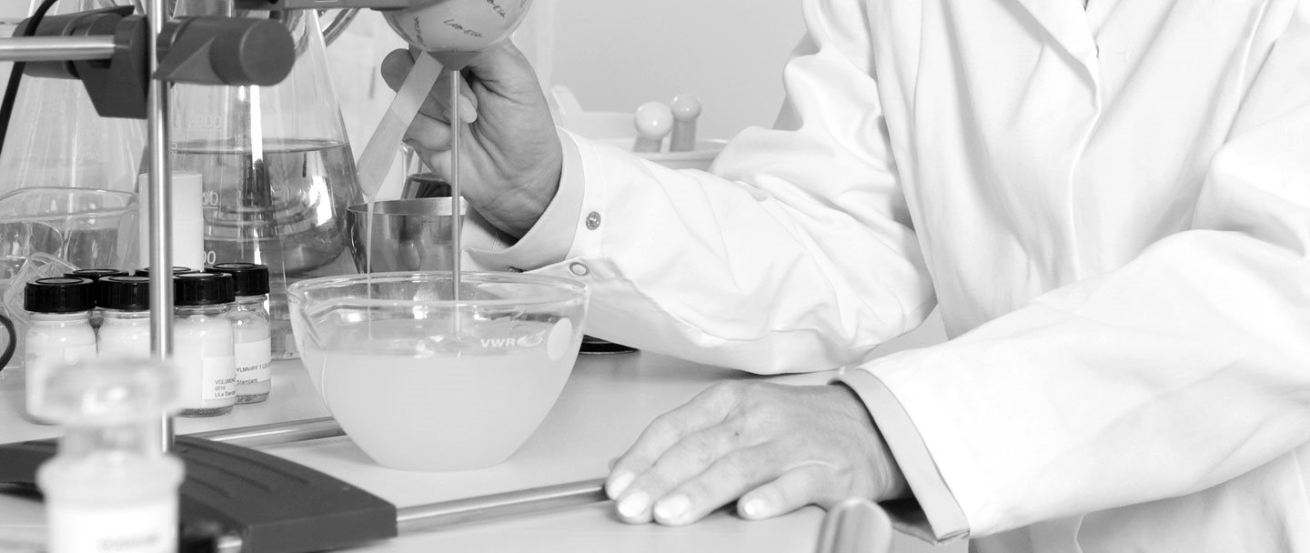 Vrouwelijke wetenschapper in laboratorium